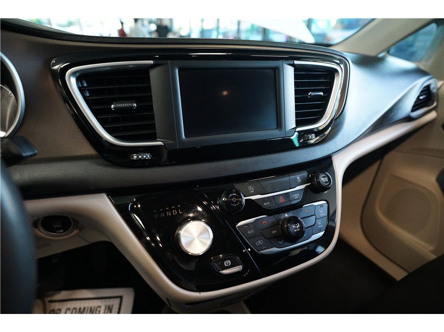 Used 2022 Chrysler Voyager LX image 20