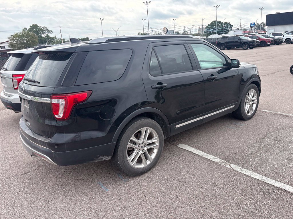 Used 2017 Ford Explorer XLT w/ Equipment Group 202A FWD image 11