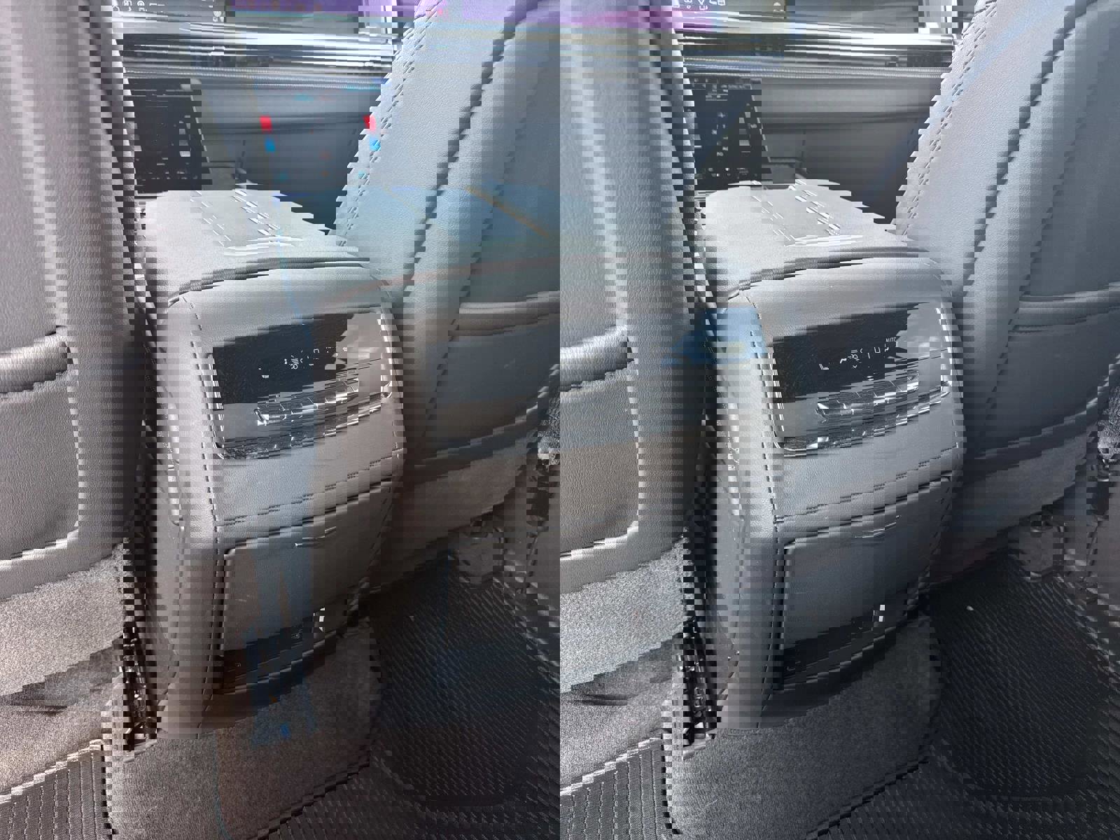 Certified 2025 Cadillac Escalade ESV Premium Luxury image 17