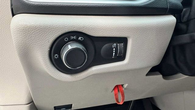 Used 2022 Chrysler Voyager LX image 23