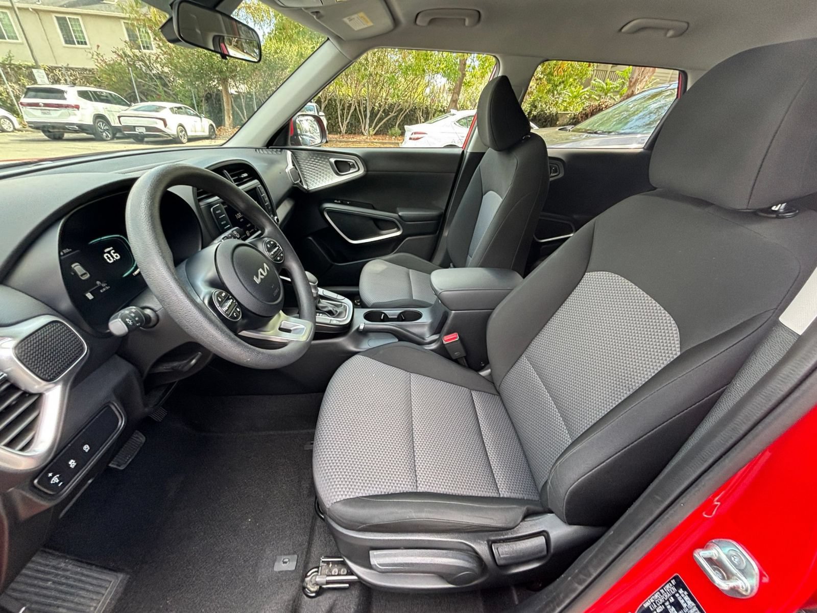 Used 2025 Kia Soul LX w/ LX Technology Package FWD image 24