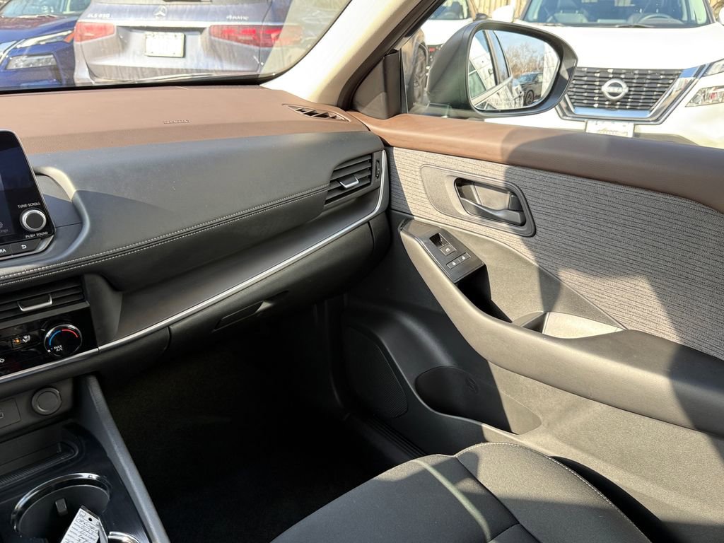 Used 2023 Nissan Rogue S AWD/4WD image 16