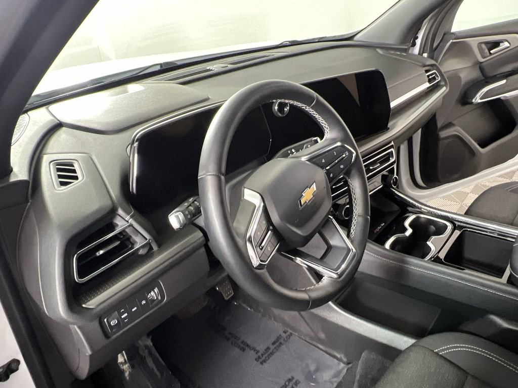 Certified 2025 Chevrolet Traverse LT w/ Sun and Wheel Package image 11