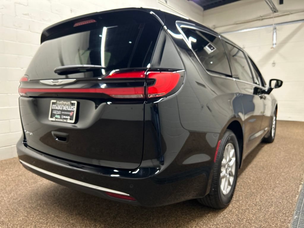Used 2024 Chrysler Pacifica Touring-L FWD image 2