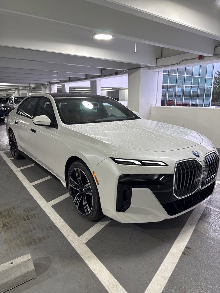 Used 2023 BMW i7 xDrive60 image 3