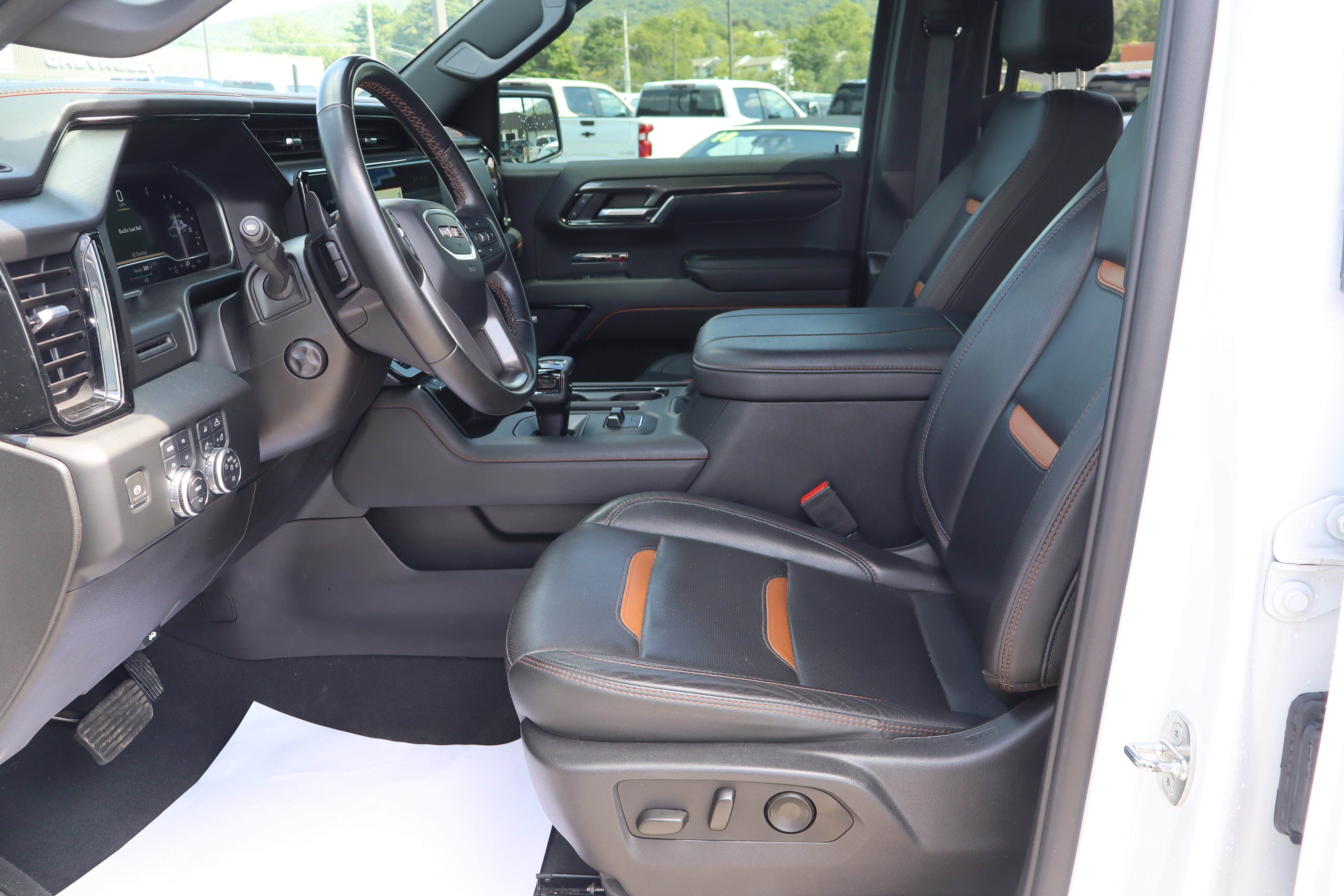 Used 2024 GMC Sierra 1500 AT4 w/ AT4 Carbonpro Edition AWD/4WD image 11
