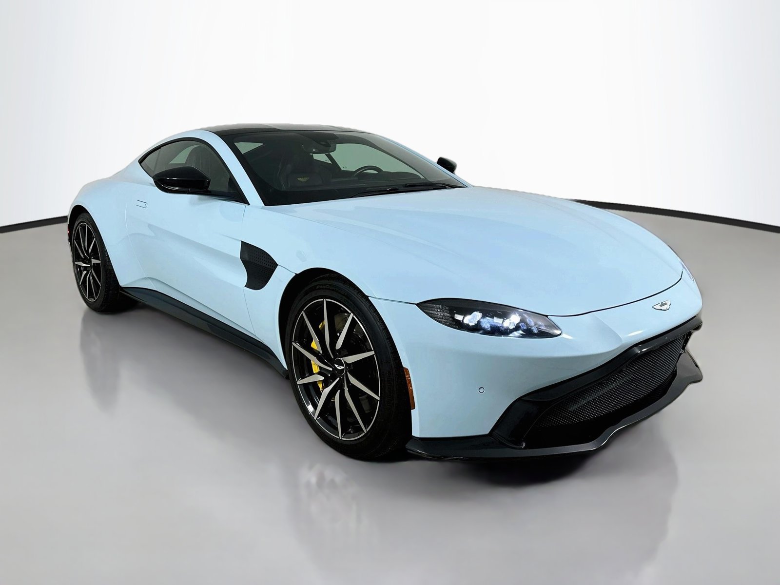 Used 2019 Aston Martin V8 Vantage Coupe RWD image 3