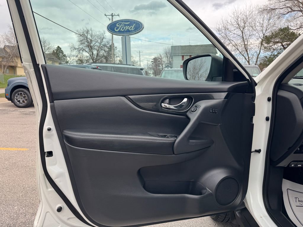Used 2017 Nissan Rogue SL image 15