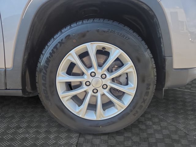 Used 2019 Jeep Cherokee Latitude w/ Cold Weather Group AWD/4WD image 36