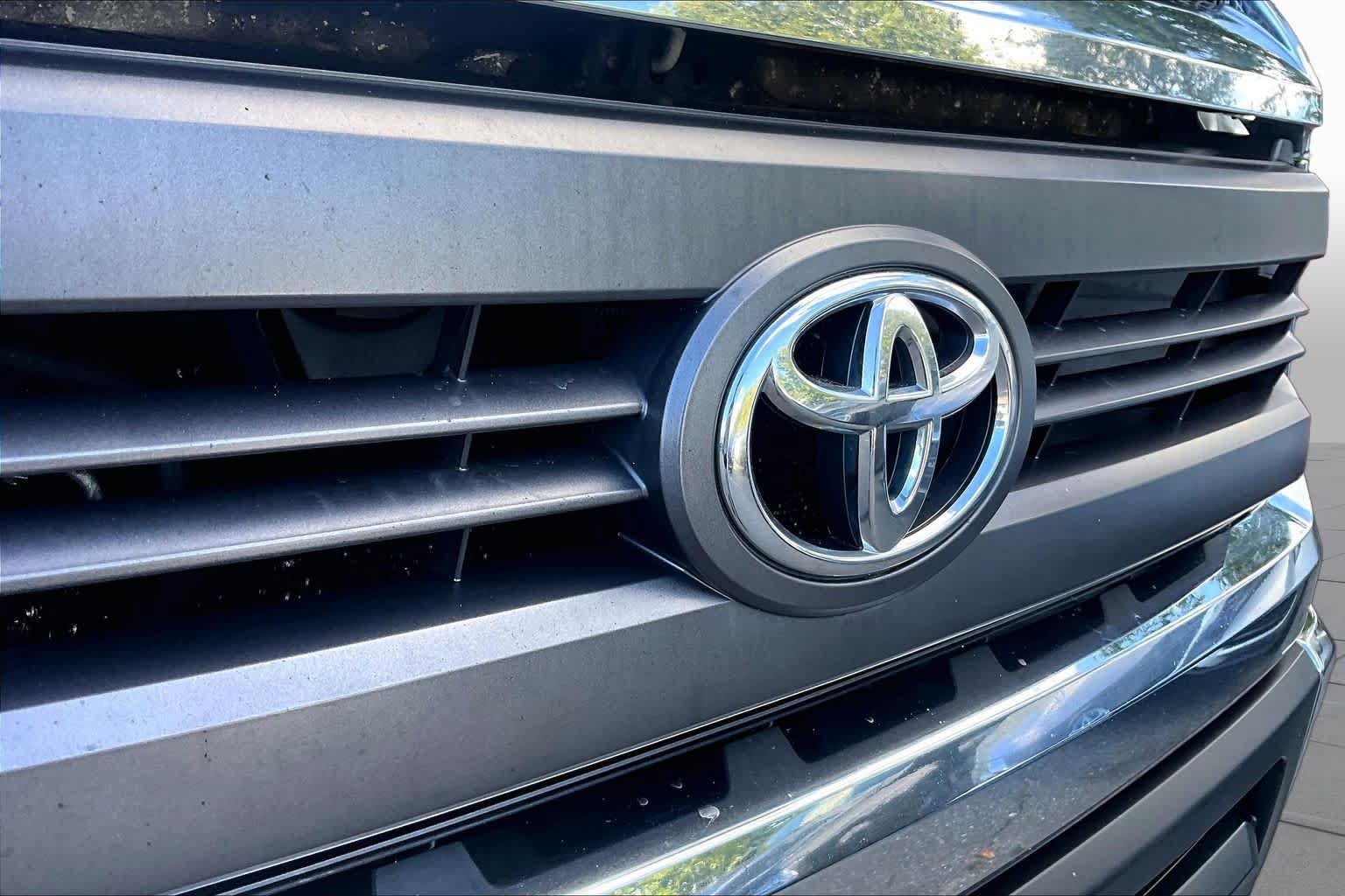 Used 2015 Toyota Tundra SR5 w/ TRD Off Road Package AWD/4WD image 27