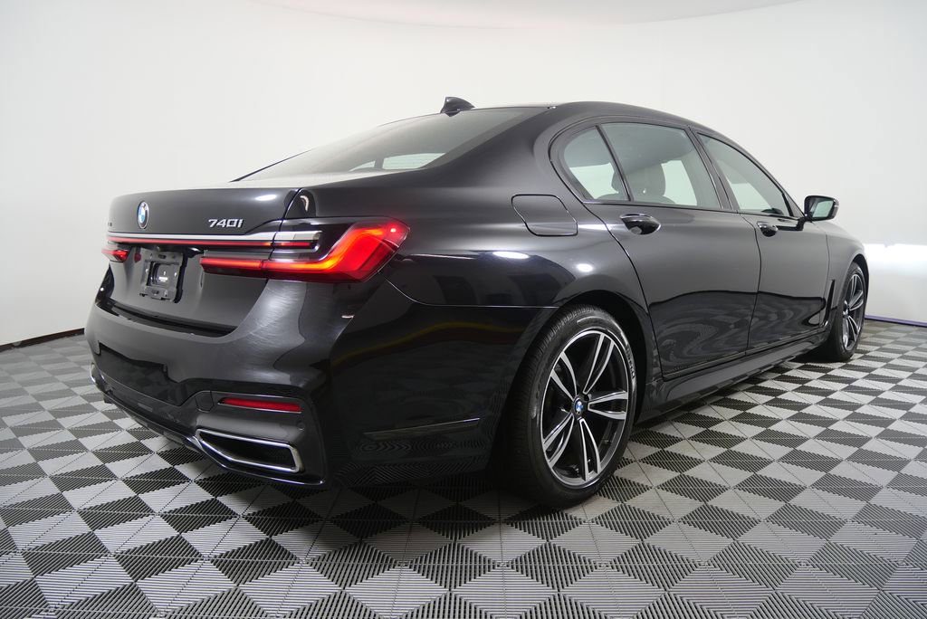 Used 2022 BMW 740i xDrive w/ M Sport Package image 3