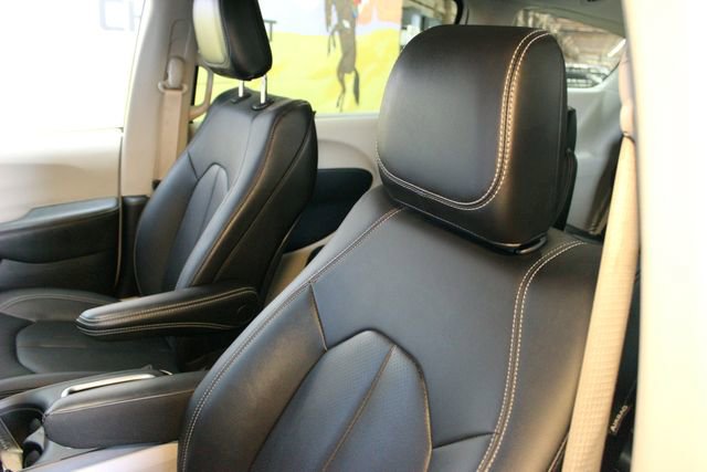 Used 2024 Chrysler Pacifica Touring-L FWD image 19
