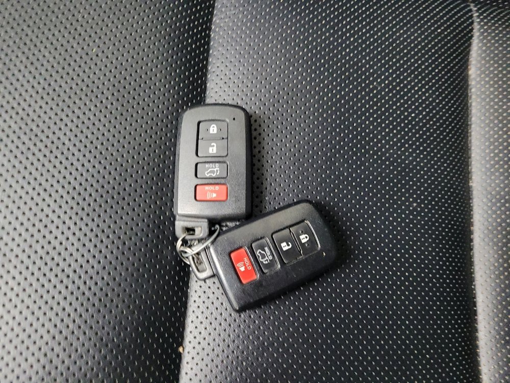 Used 2014 Toyota Highlander Limited AWD/4WD image 32