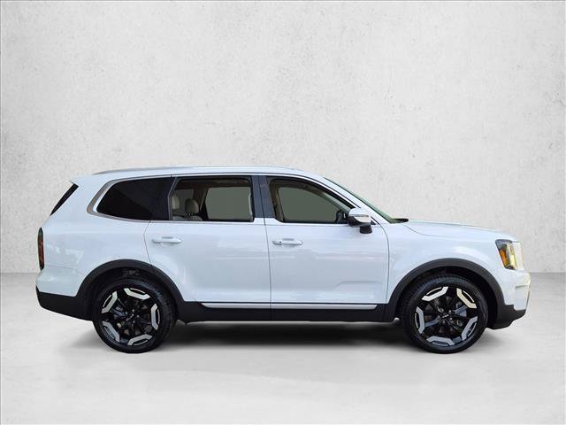 Used 2023 Kia Telluride EX w/ EX Captain's Chair Package FWD image 4