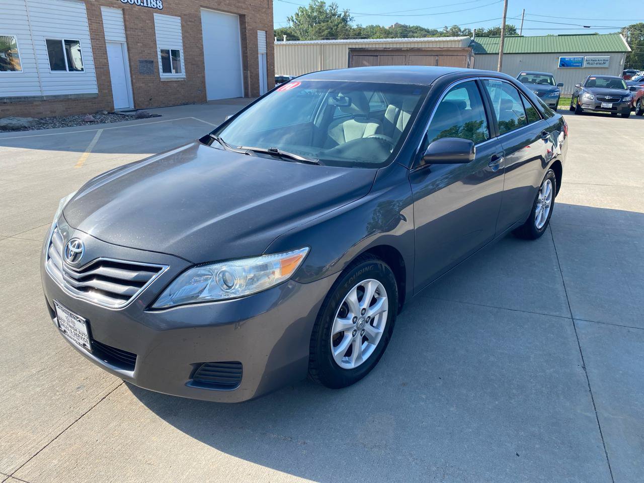 Used 2011 Toyota Camry LE w/ LE Extra-Value Pkg FWD image 2