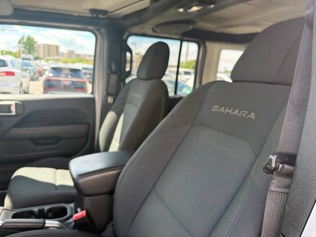 Used 2018 Jeep Wrangler Unlimited Sahara AWD/4WD image 14