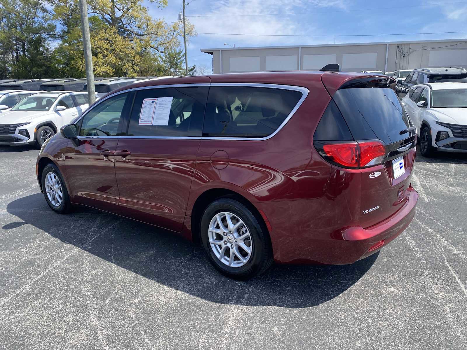 Used 2023 Chrysler Voyager LX image 7