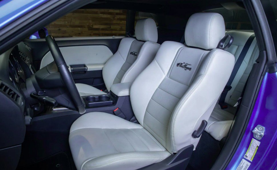 Used 2010 Dodge Challenger SRT8 w/ SRT Option Group II RWD image 5