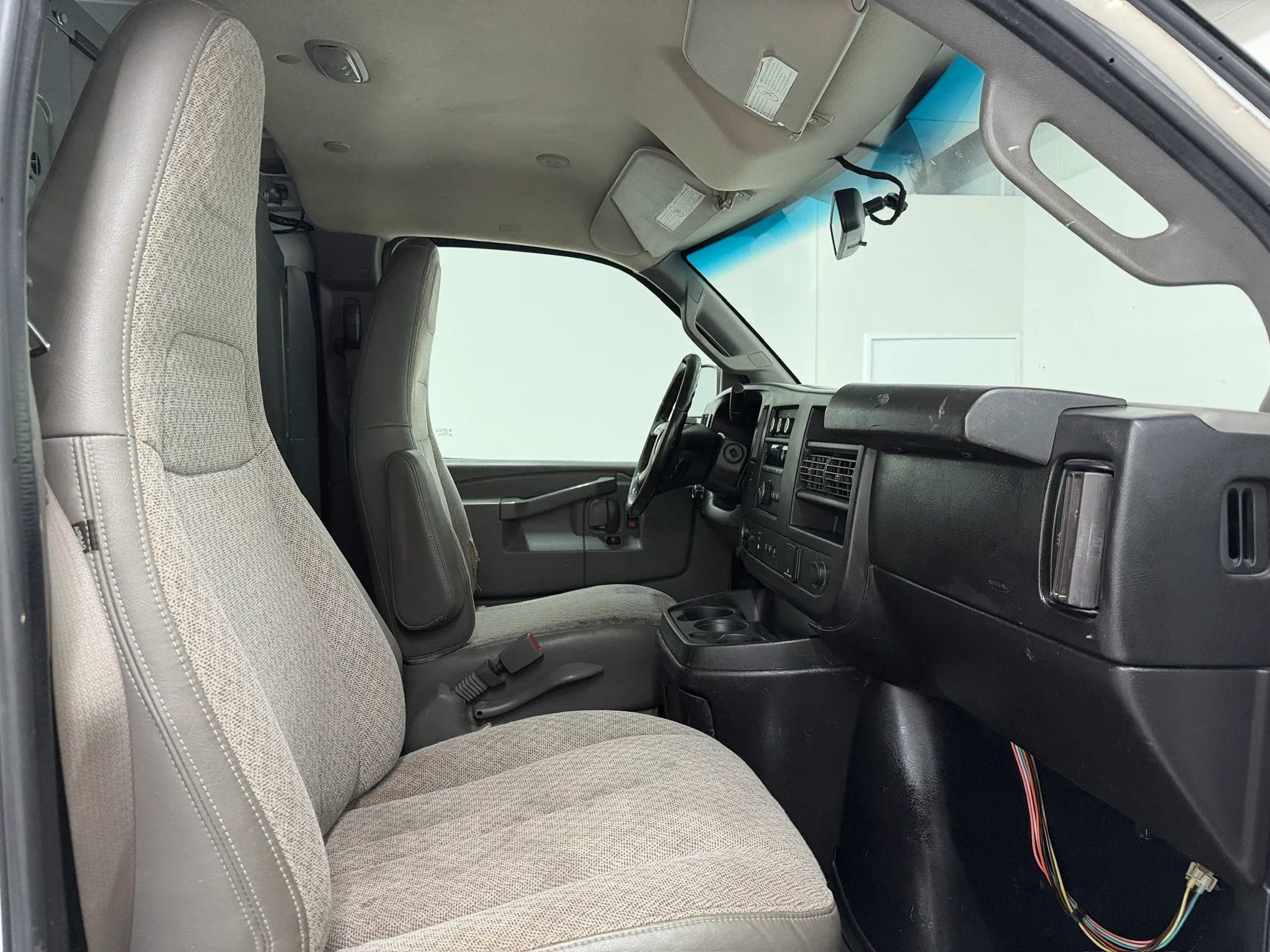 Used 2018 Chevrolet Express 3500 Extended w/ Driver Convenience Package RWD image 4