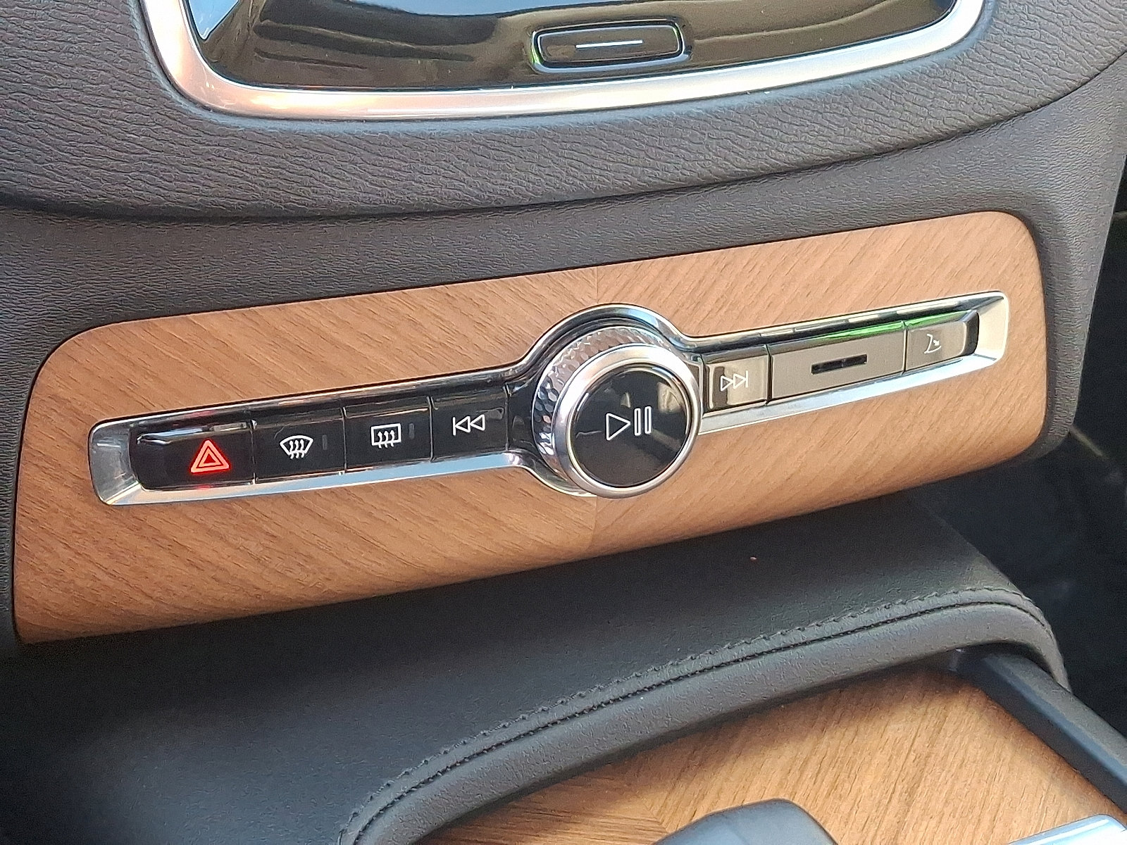 Used 2024 Volvo XC90 B6 Plus w/ Protection Package Premier image 16