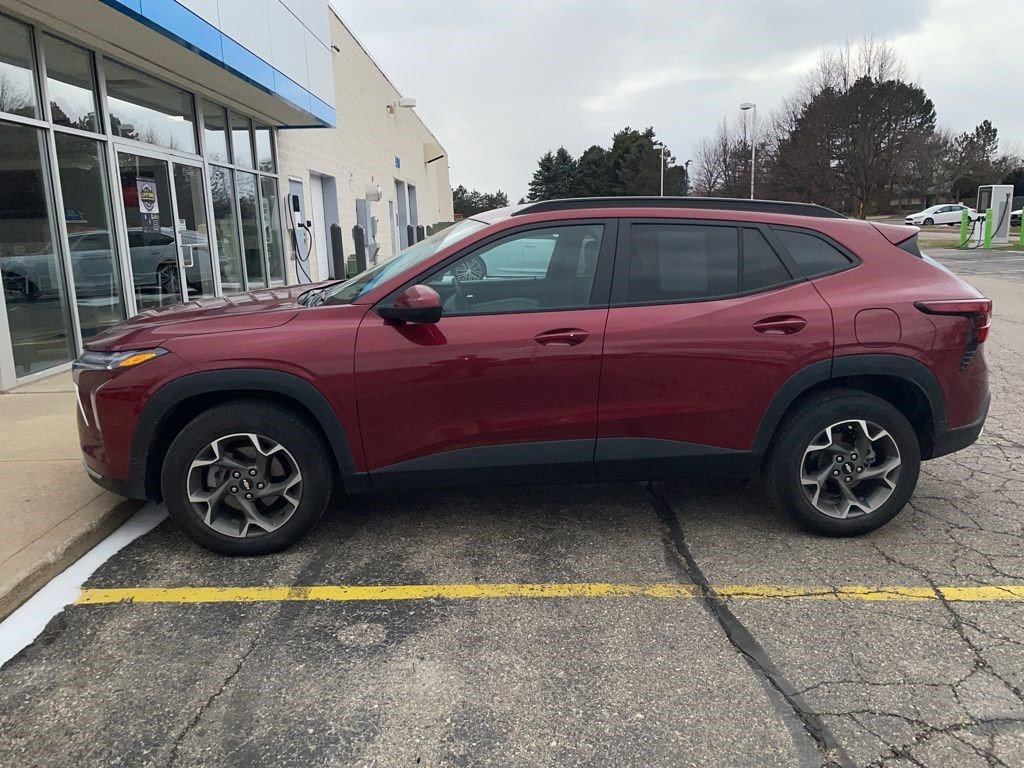 Certified 2024 Chevrolet Trax LT w/ Driver Confidence Package image 2