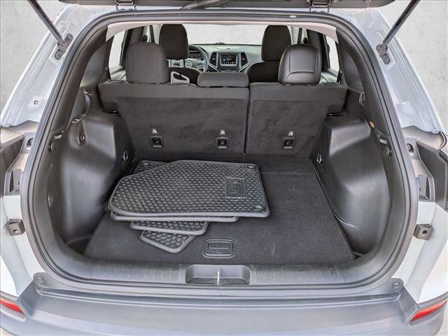 Used 2019 Jeep Cherokee Latitude w/ Cold Weather Group AWD/4WD image 7