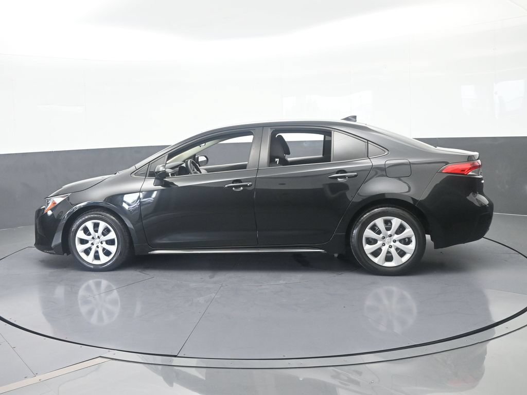 Used 2022 Toyota Corolla LE FWD image 3