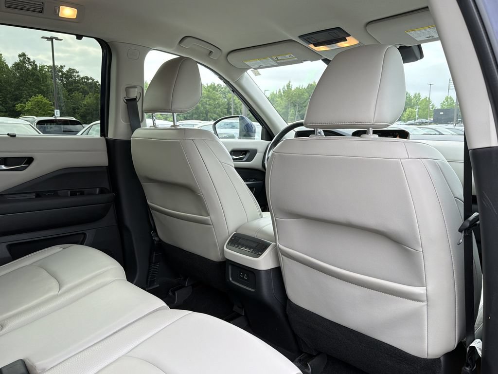 Used 2022 Nissan Pathfinder SL AWD/4WD image 19