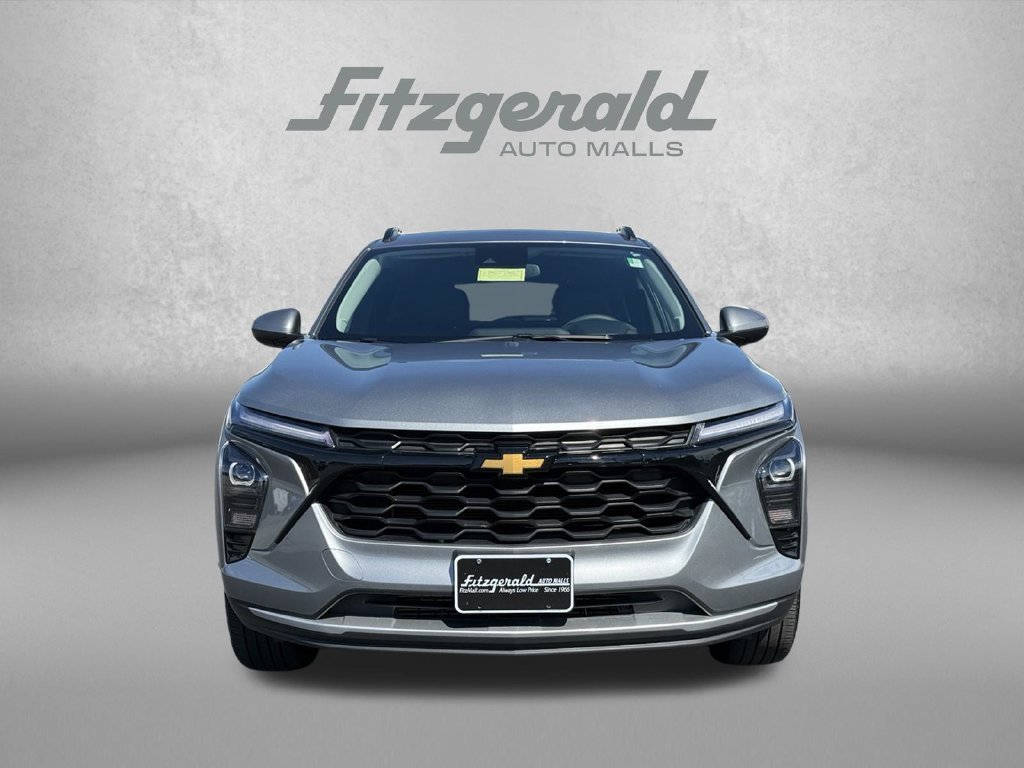 Used 2025 Chevrolet Trax LT FWD image 3