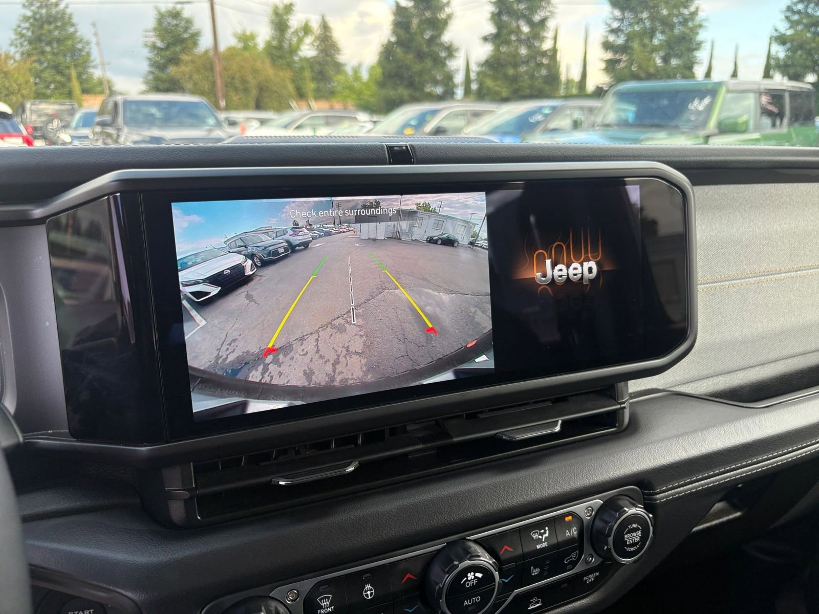 Used 2025 Jeep Wrangler Unlimited Sahara AWD/4WD image 23