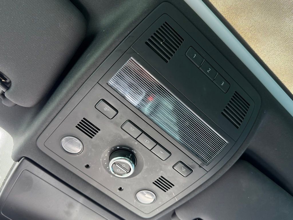 Used 2017 Volkswagen Touareg Wolfsburg Edition image 48