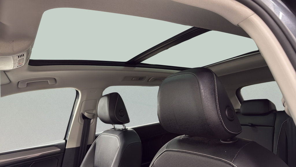 Used 2022 Volkswagen Tiguan SE image 40