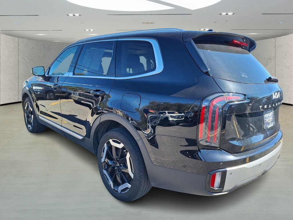 Used 2023 Kia Telluride EX w/ EX Captain's Chair Package image 3