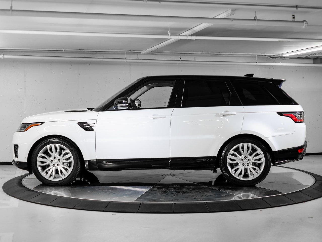 Used 2020 Land Rover Range Rover Sport HSE image 2