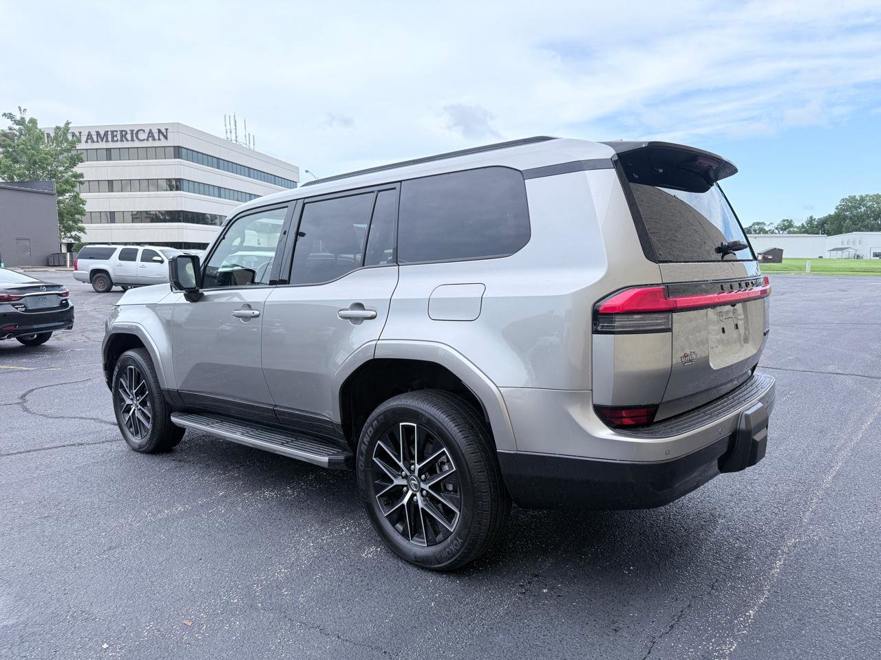 Used 2025 Lexus GX 550 w/ Accessory Package (2T) AWD/4WD image 3