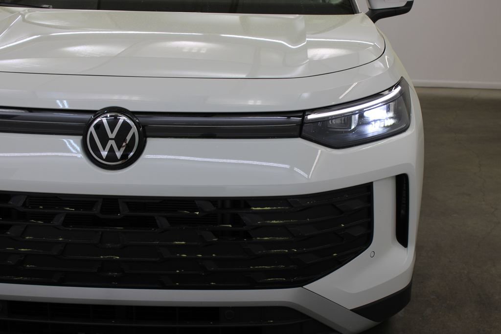 Certified 2025 Volkswagen Tiguan SE image 8