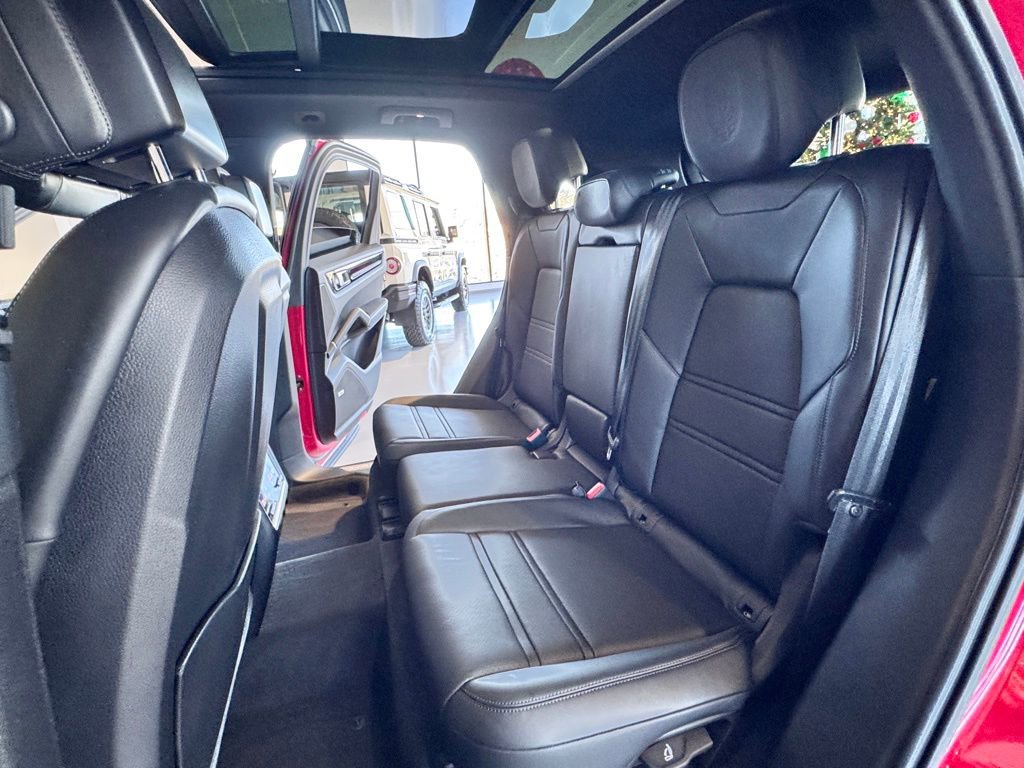 Used 2023 Porsche Cayenne Platinum Edition image 17