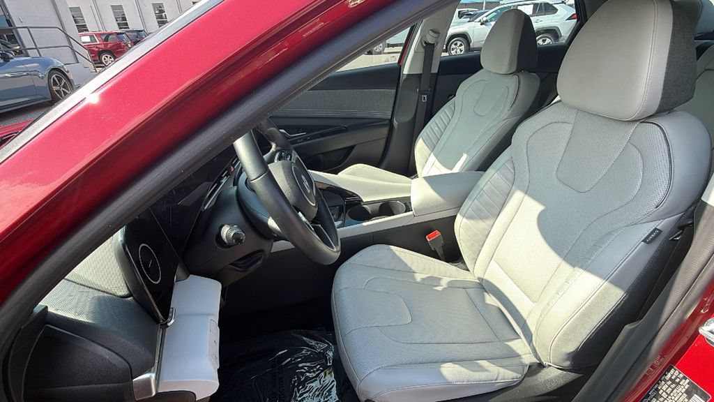 Used 2025 Hyundai Elantra Limited FWD image 23