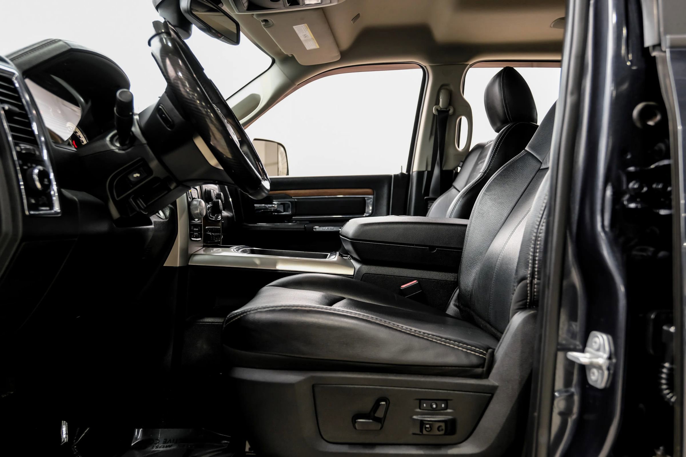 Used 2018 RAM 1500 Laramie w/ Convenience Group AWD/4WD image 15