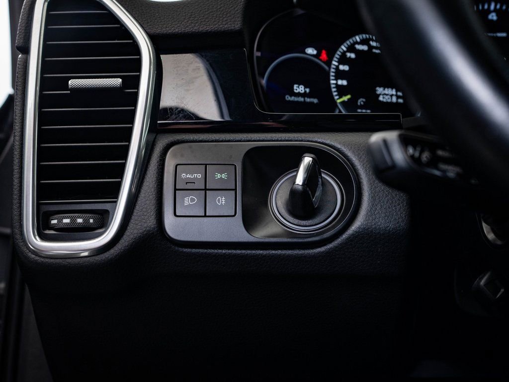 Certified 2022 Porsche Cayenne E-Hybrid w/ Premium Package image 46