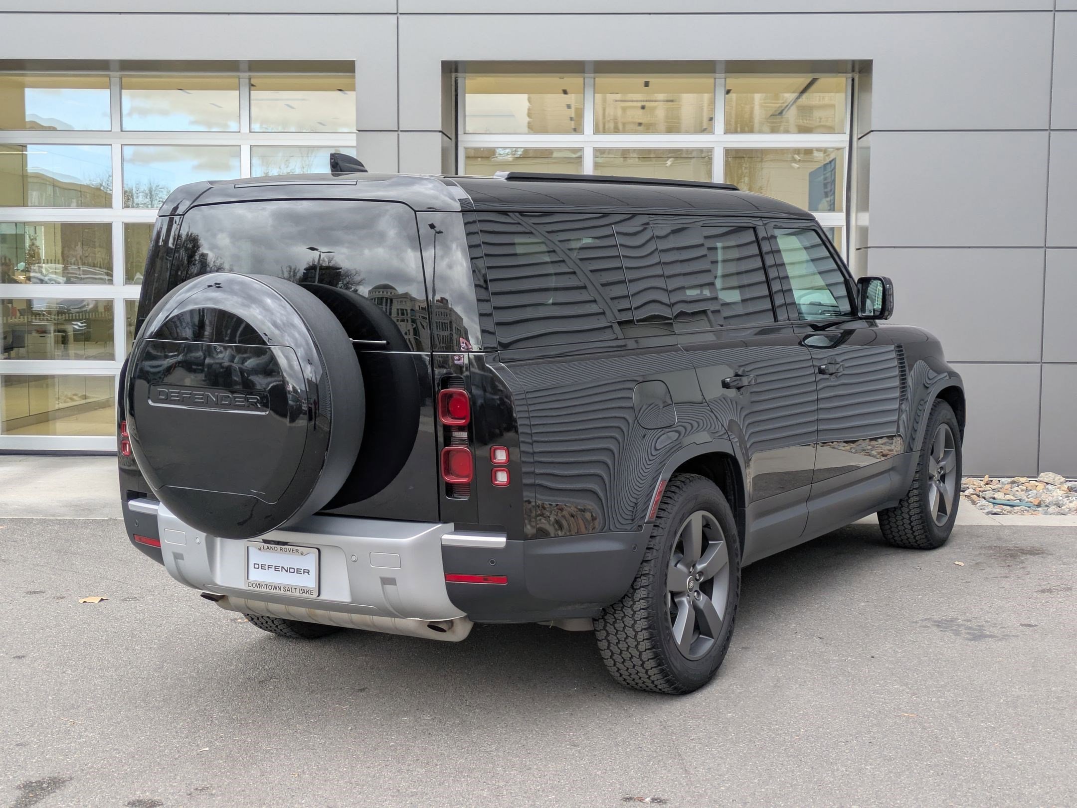 Used 2025 Land Rover Defender 130 S image 7