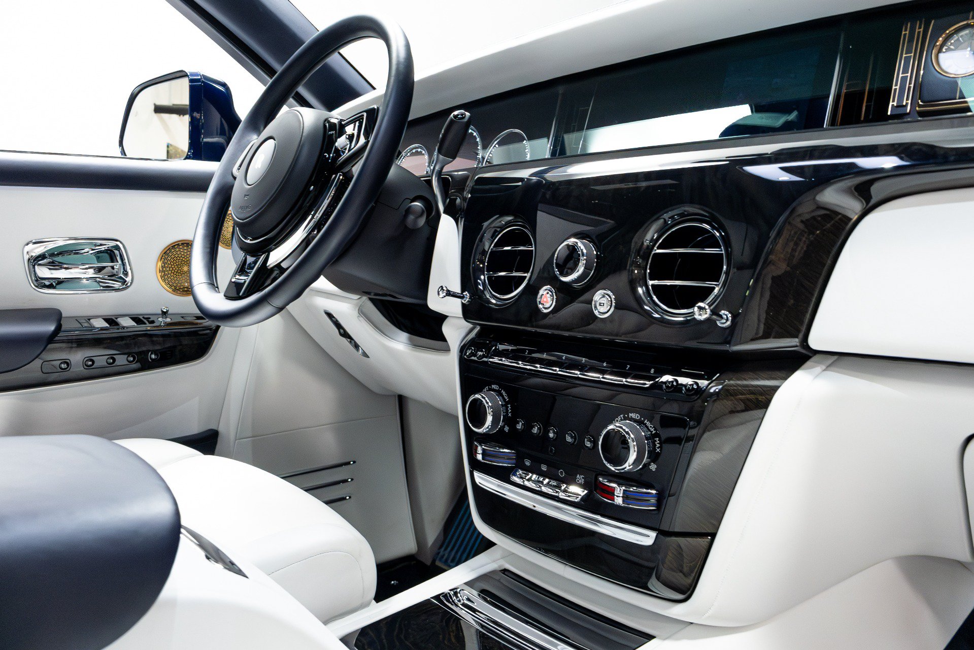 Used 2021 Rolls-Royce Phantom Sedan RWD image 29