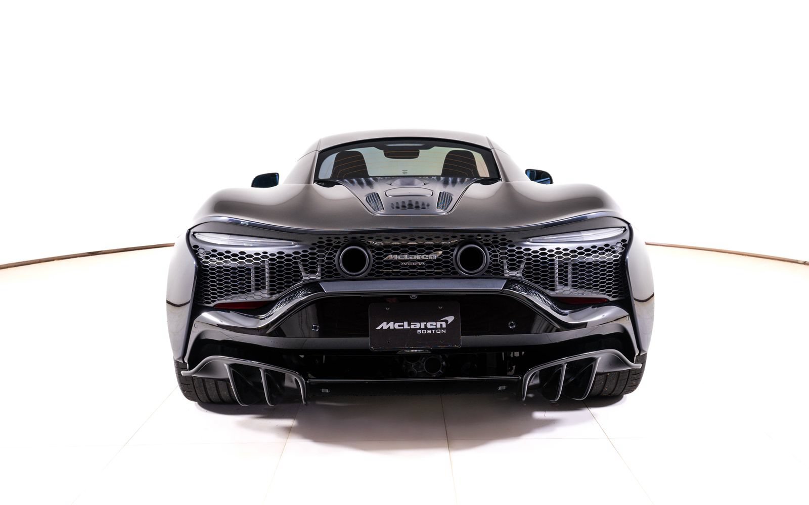 Used 2025 McLaren Artura RWD image 4