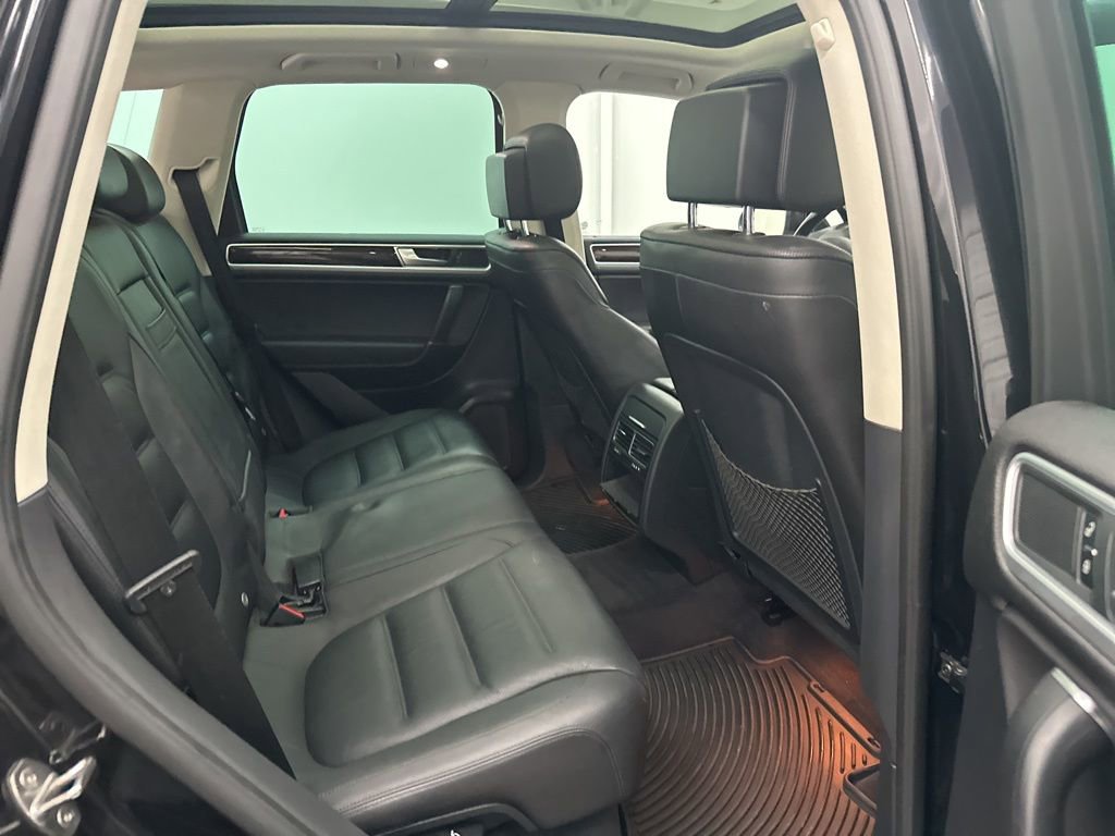 Used 2016 Volkswagen Touareg TDI image 25