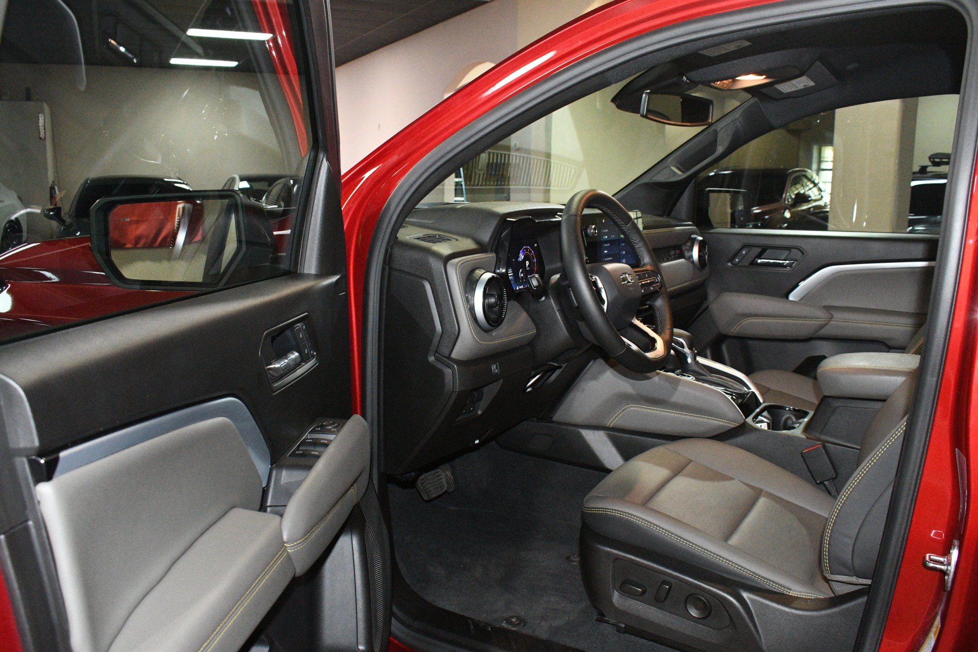 Used 2025 Chevrolet Colorado ZR2 w/ Technology Package AWD/4WD image 47
