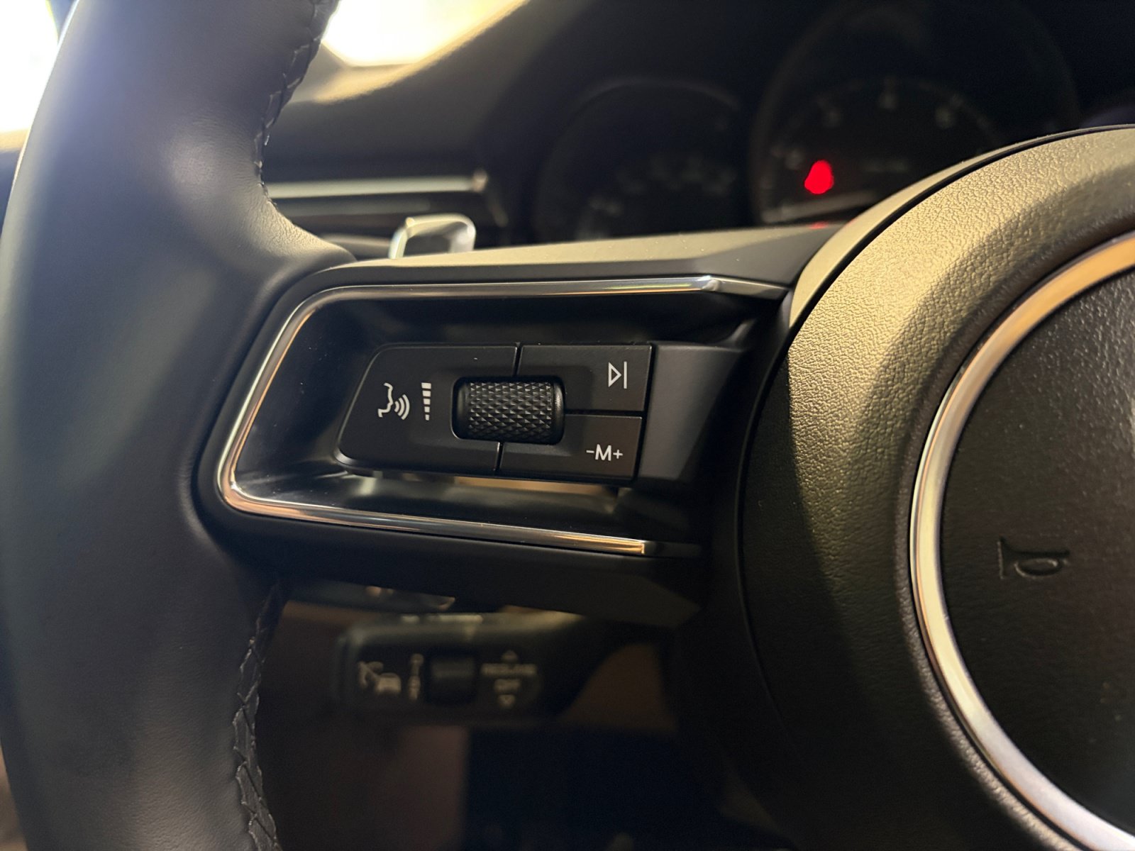 Certified 2026 Porsche Macan AWD/4WD image 37
