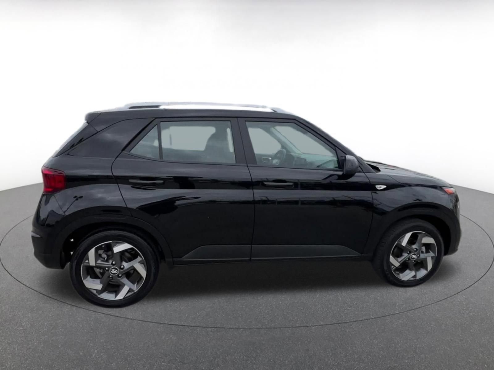 Used 2025 Hyundai Venue SEL FWD image 15