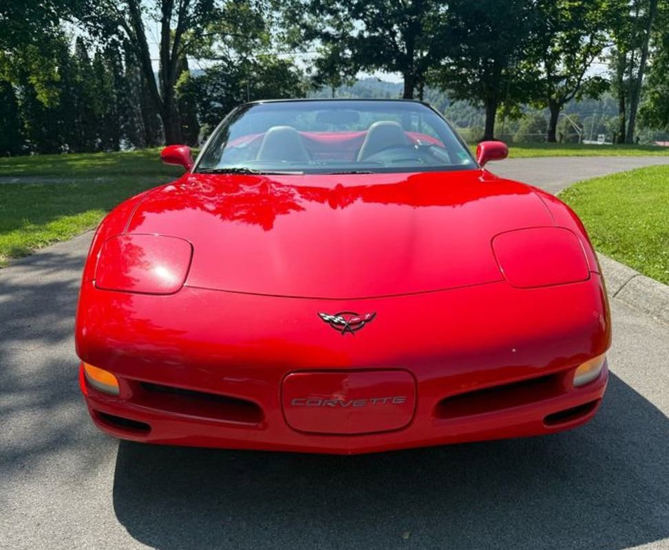 Used 2000 Chevrolet Corvette Convertible w/ Performance Handling Pkg image 2