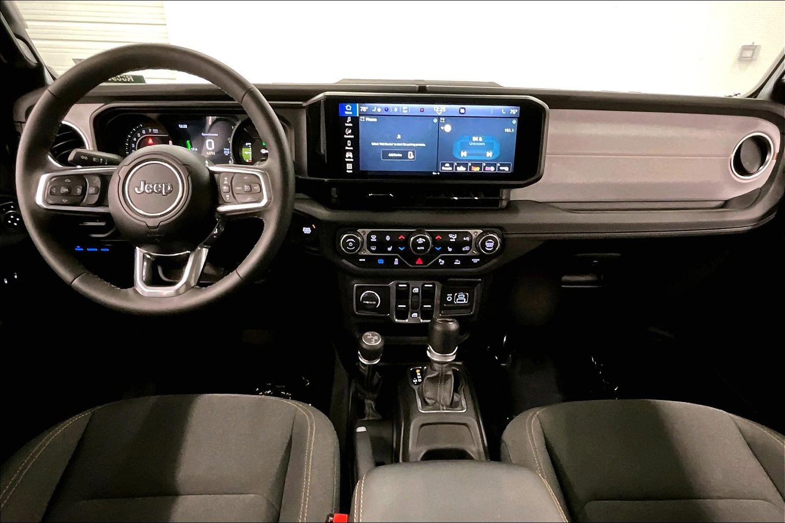 Used 2025 Jeep Wrangler Unlimited Sahara w/ Safety Group AWD/4WD image 18