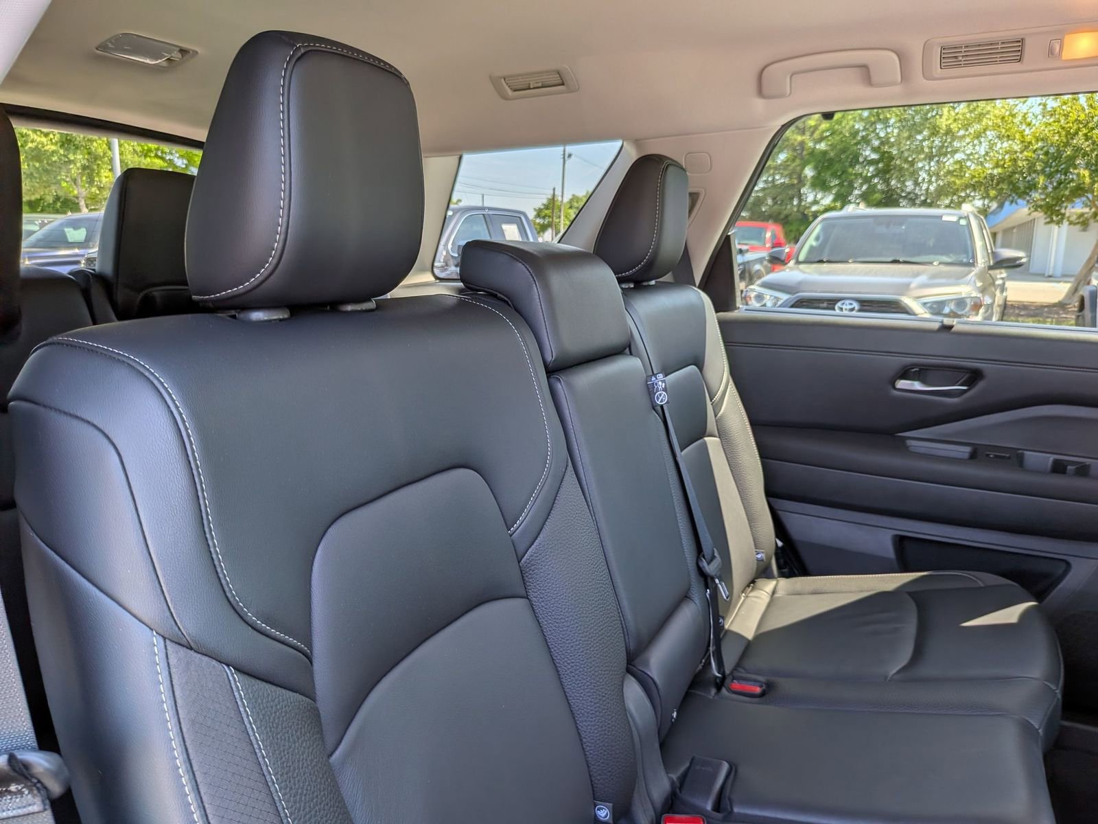 Used 2024 Nissan Pathfinder SL AWD/4WD image 35